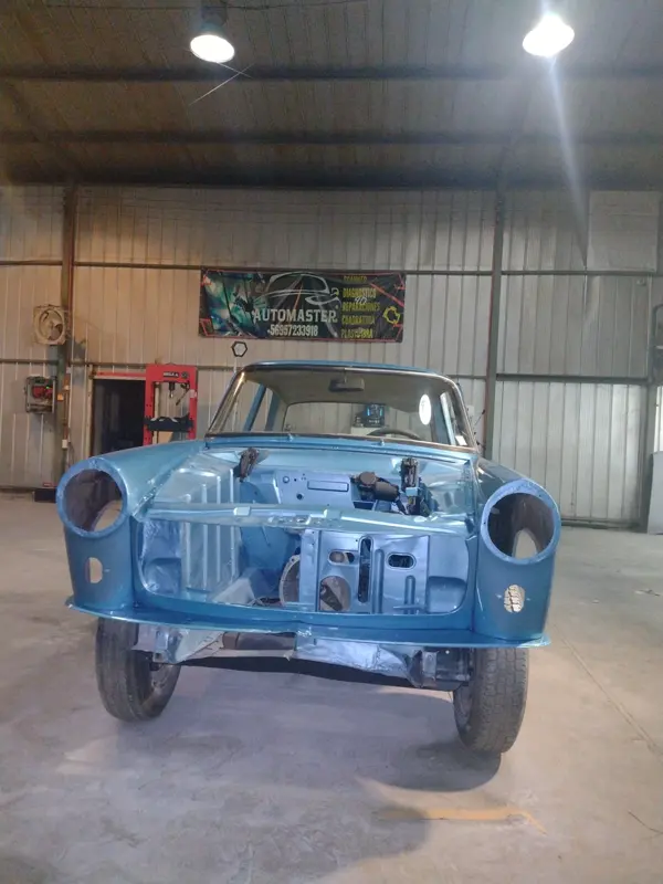Auto clásico en proceso de pintura