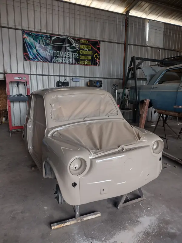Auto clásico en el taller